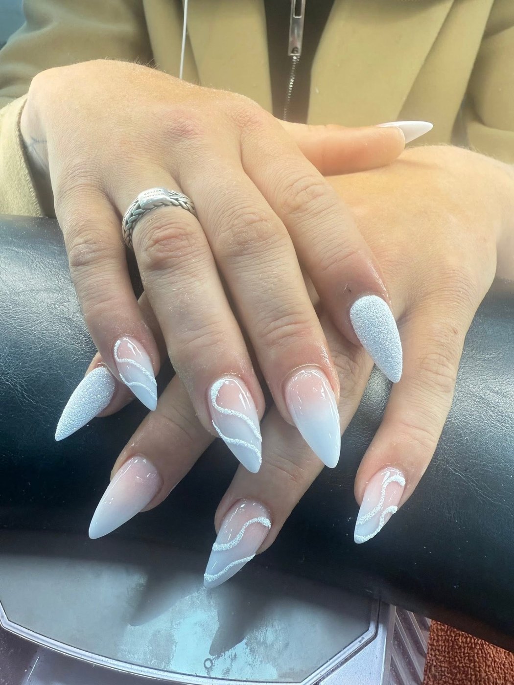 Witte nagels met glitter, suikeraccenten en babyboomer ombre