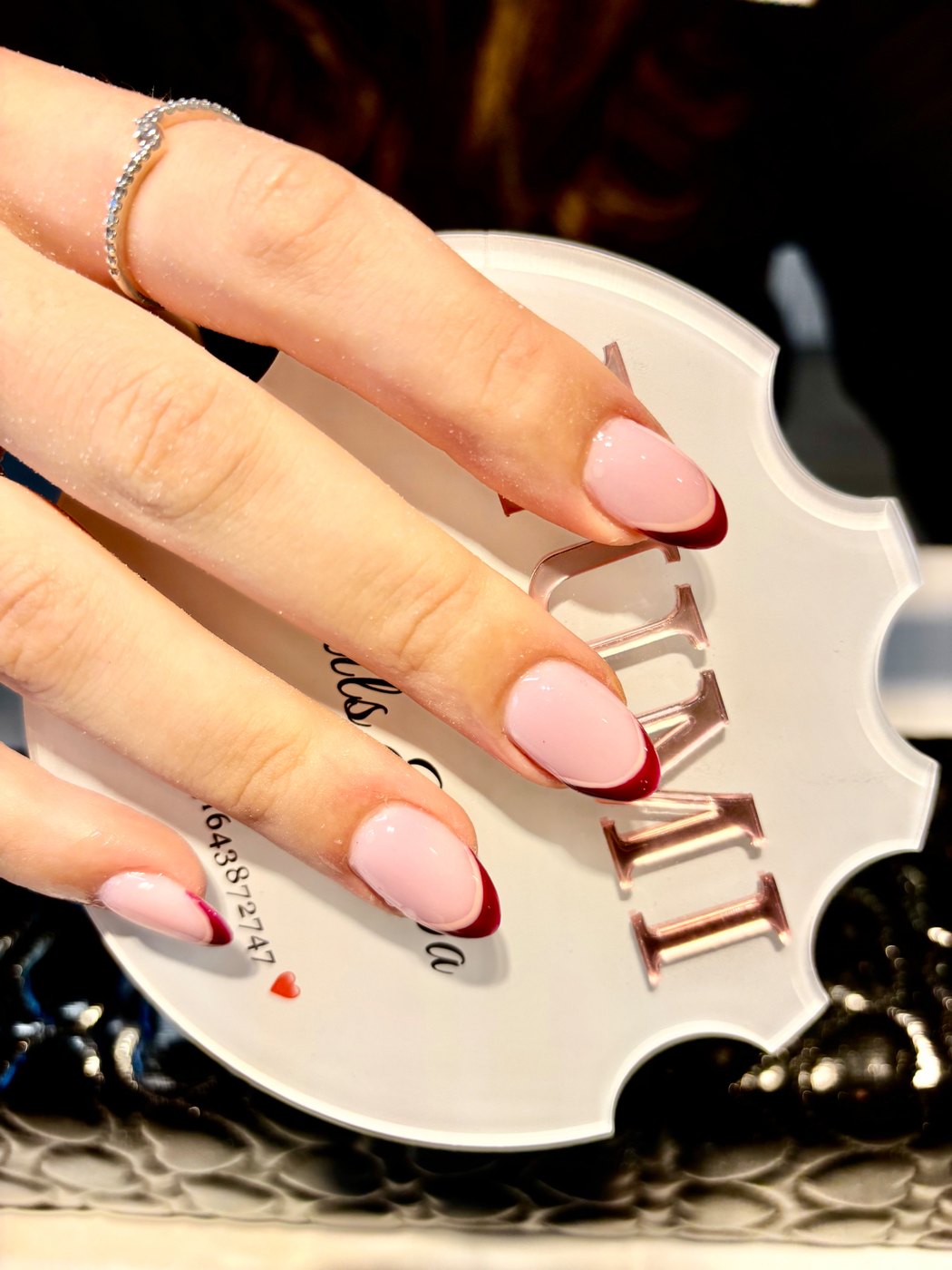 Roze nagels met dieprode French tips