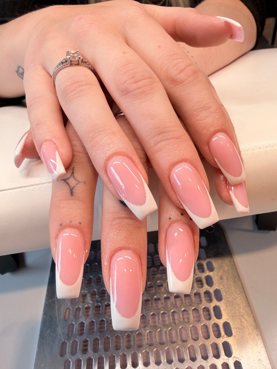 Franse manicure op lange vierkante nagels met witte punten