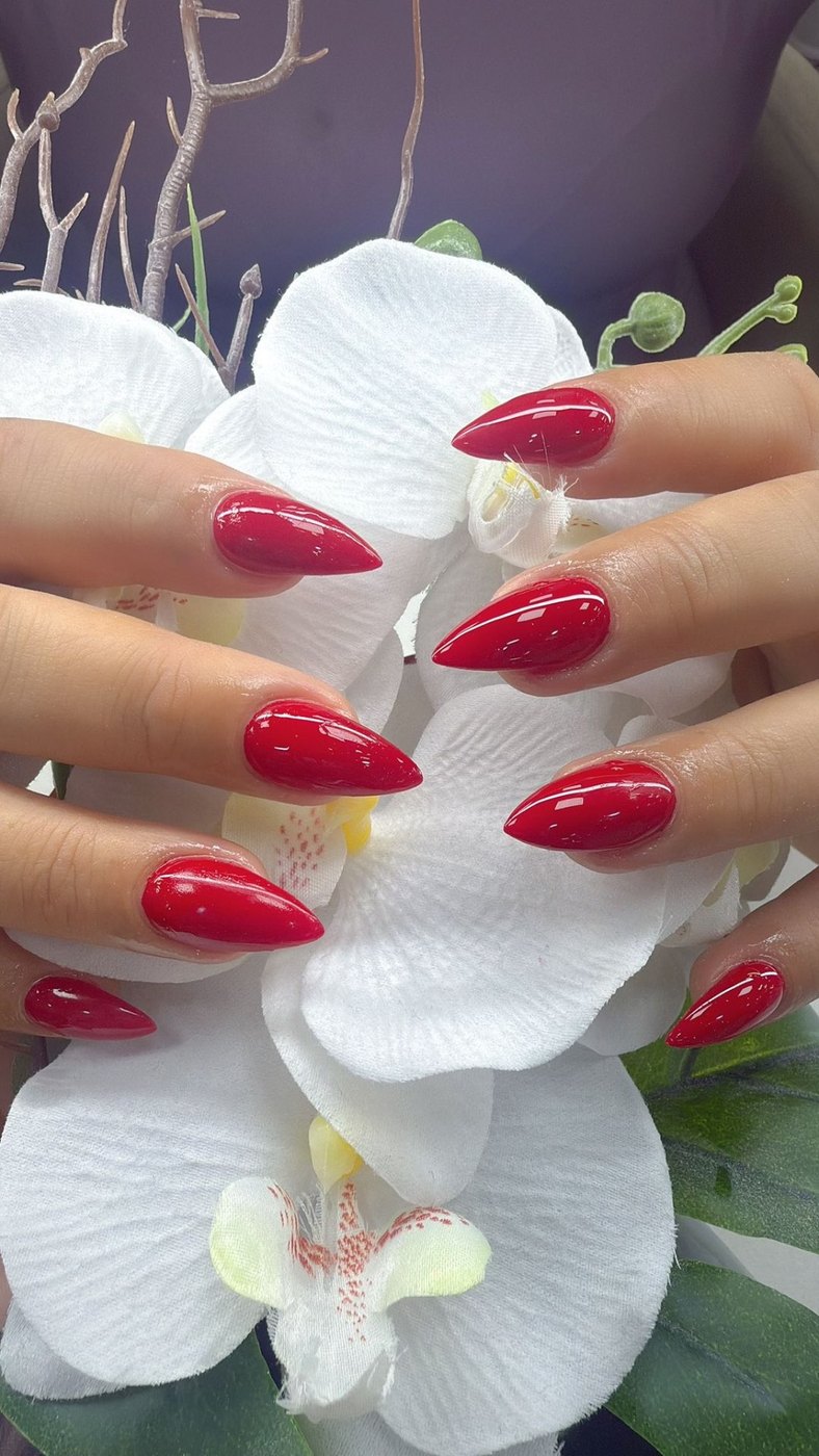 Amandelvormige nagels in glanzende kersenrode gellak