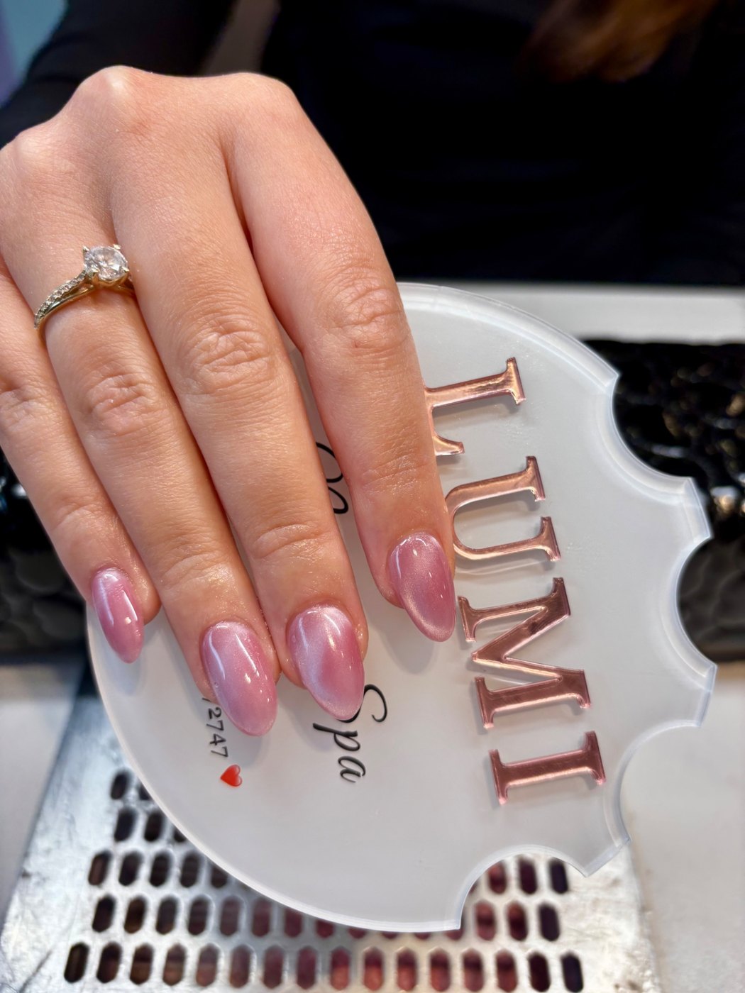Amandelvormige nagels met roze cat-eye gellak