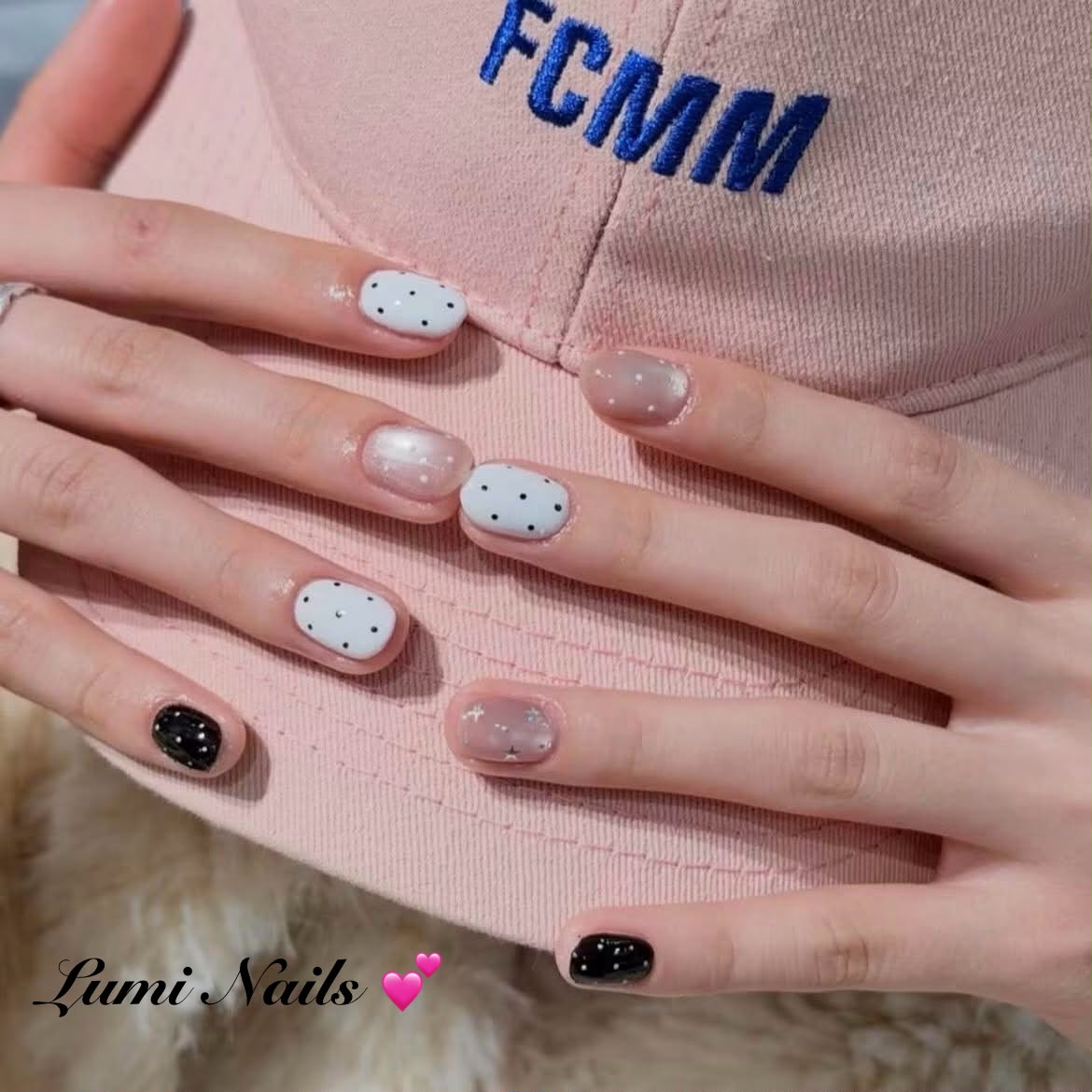 Witte stippen op lichte basis en zwarte glitternagels