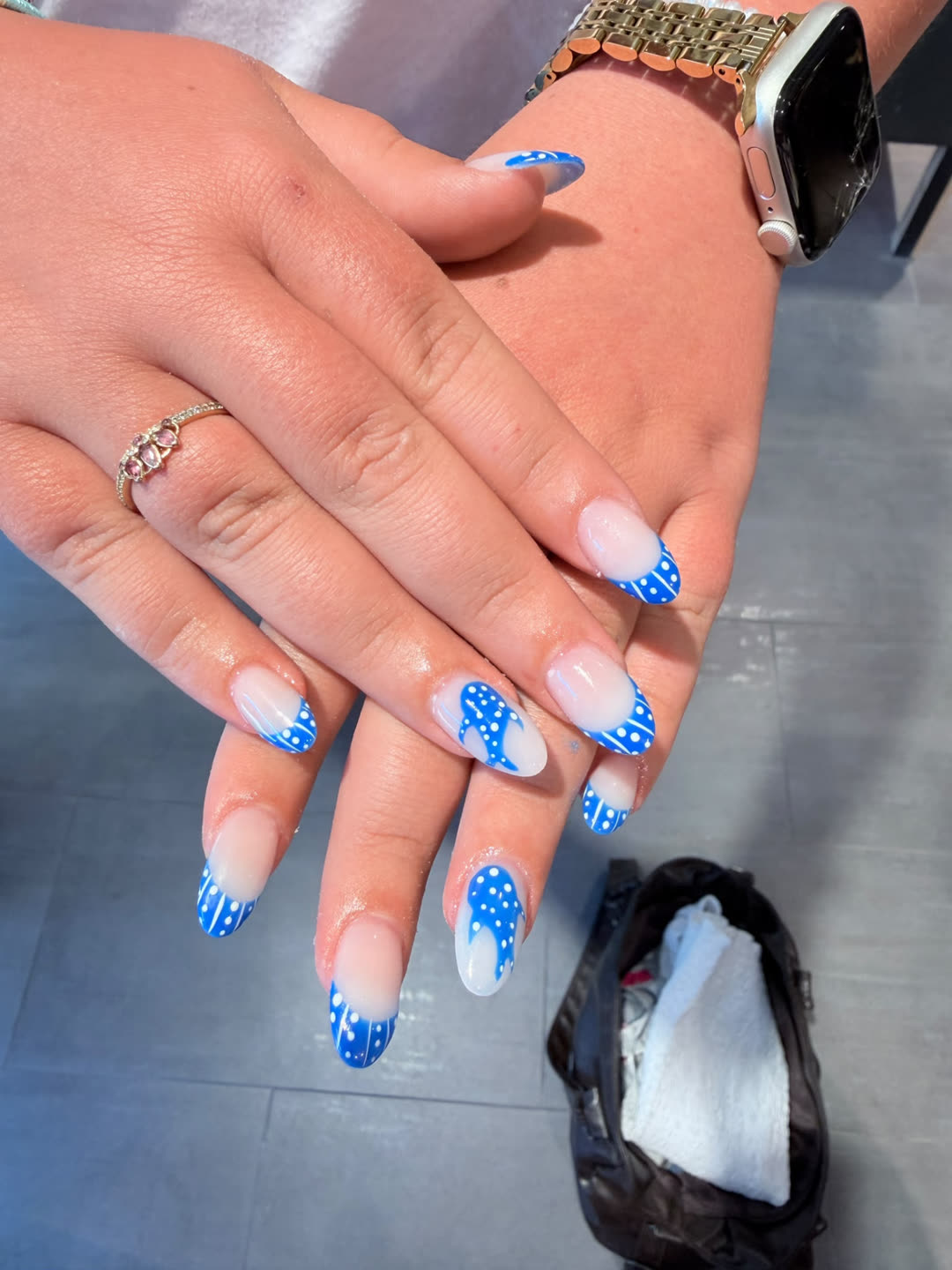 Nagels met blauw-witte polka dot French tips