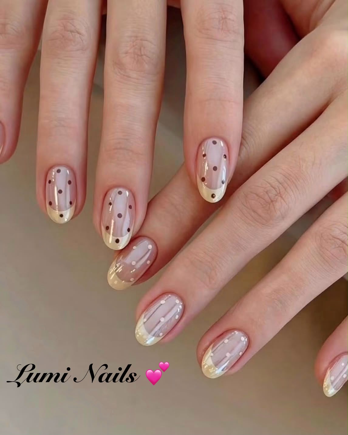 Champagnegouden french nails met bruine stippen