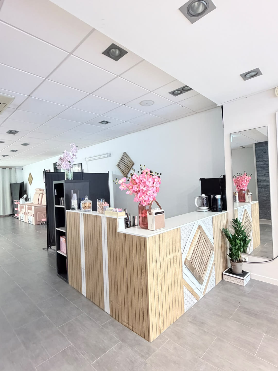 Houten bar met orchideeën, een grote spiegel en een theehoek