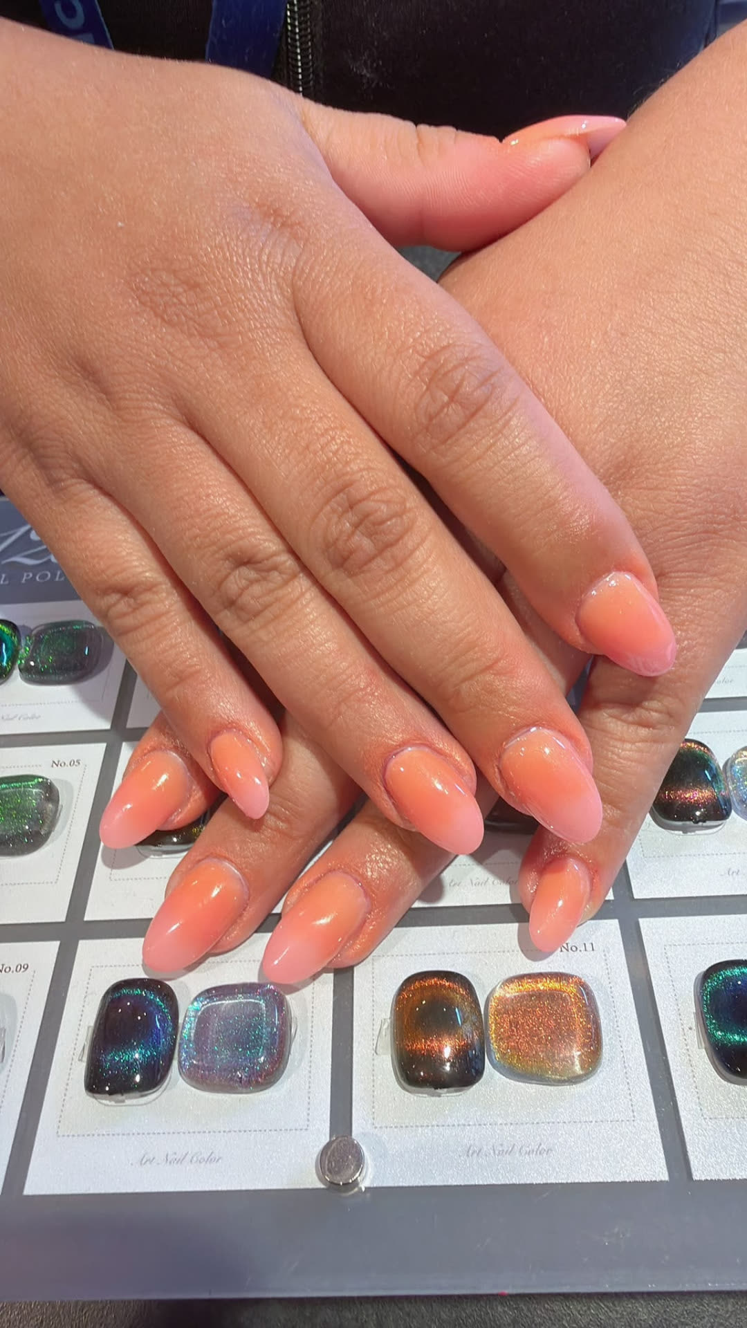 Blauwe nagelkunst met witte bloemen en gouden accenten