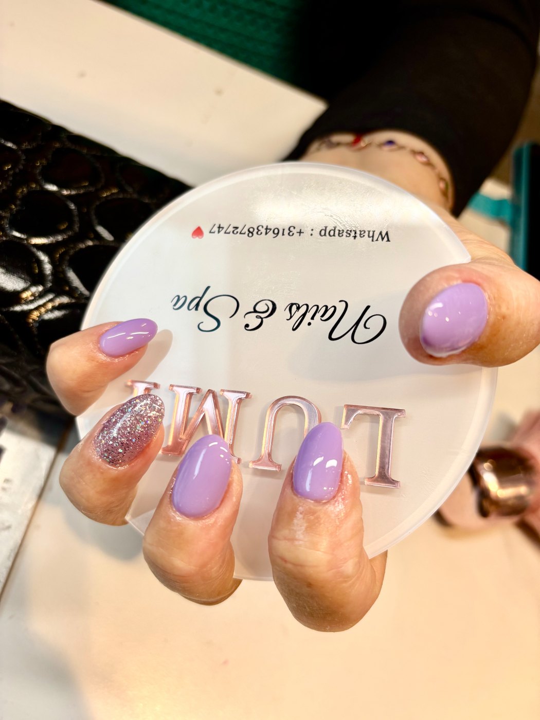 Pastel-lila nagels met zilver-roze glitter accentnagel