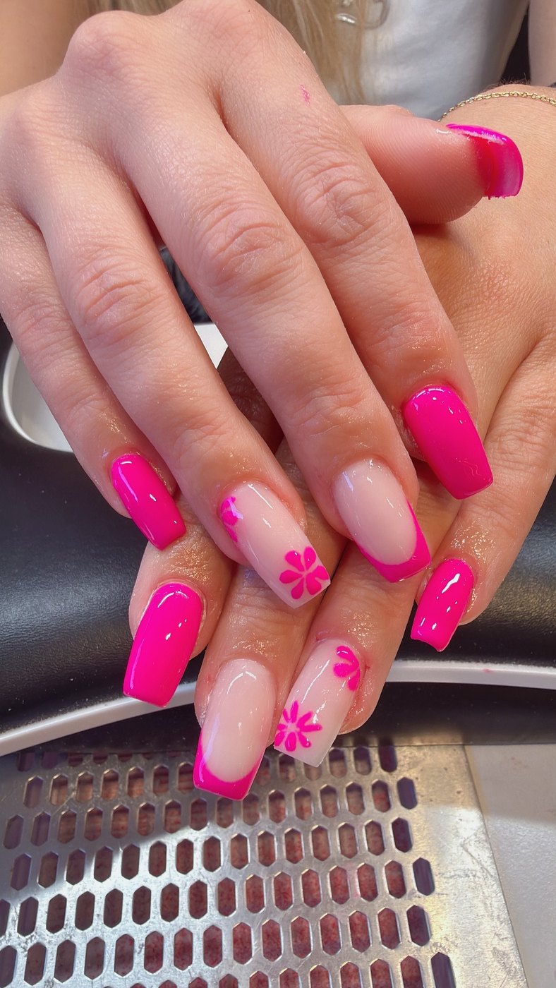 Roze nagelset met French tips en bloemen nail art