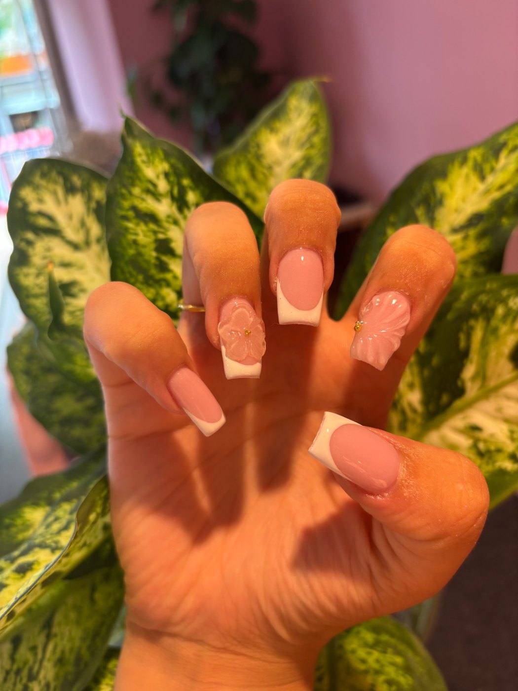 Franse manicure met 3D bloemen op vierkante nagels