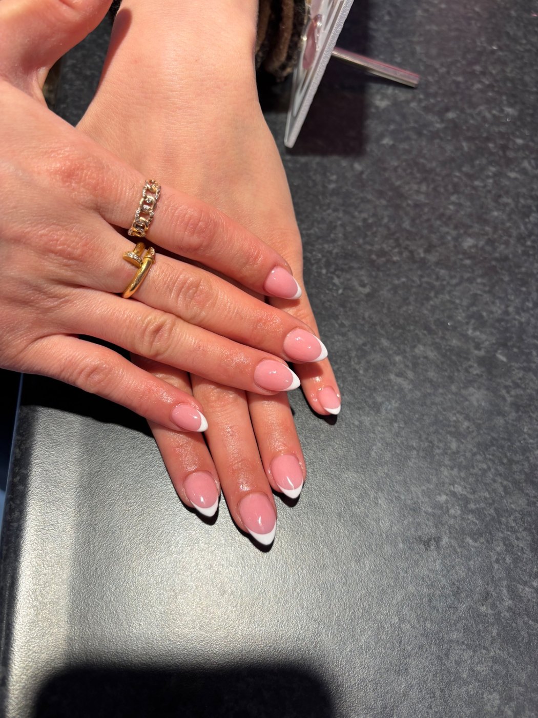 Franse manicure op amandelvormige nagels met natuurlijke roze basis