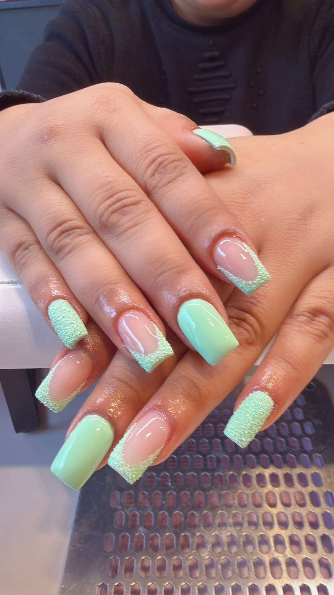 Mintgroene nagels met glinsterende French tips