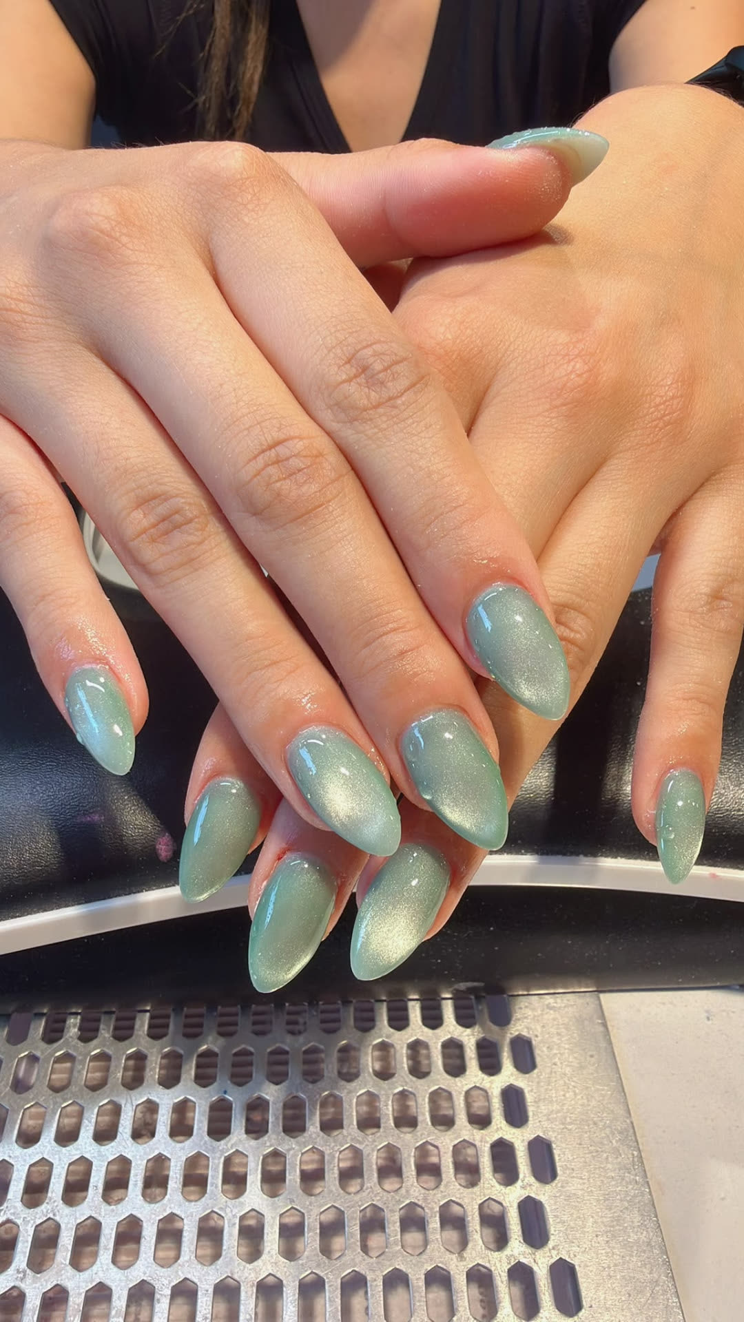 Nude-kleurige nagels met zwarte stippen en zwarte lijn-accenten