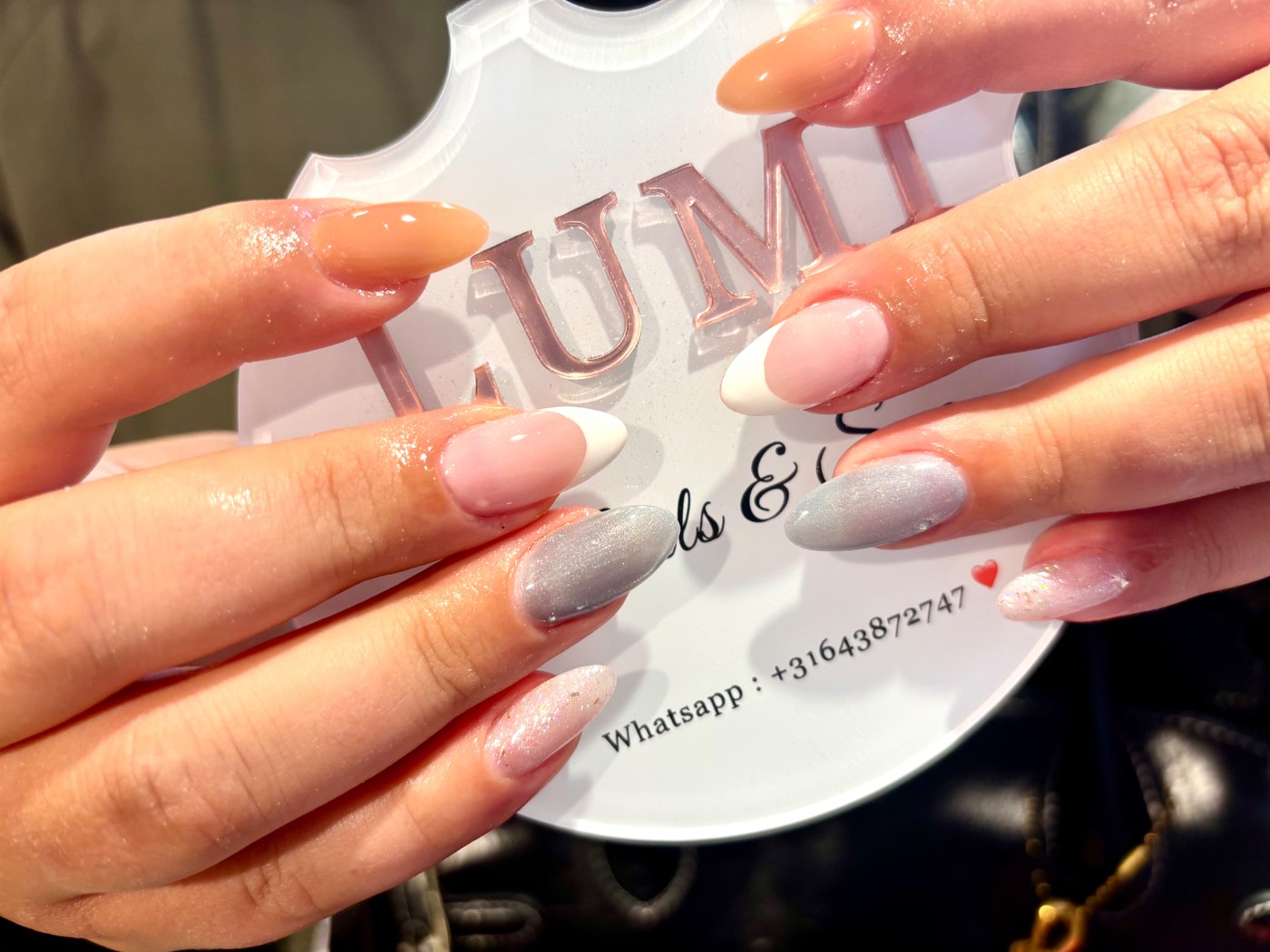 Nagelset met perzik, witte French tips en grijze cat-eye